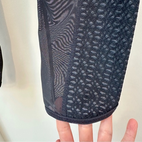 Athleta cropped black leggings w pocket & textured pattern side panel - size S - Picture 2 of 9